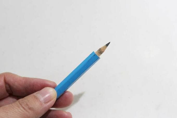 水色鉛筆を持つ