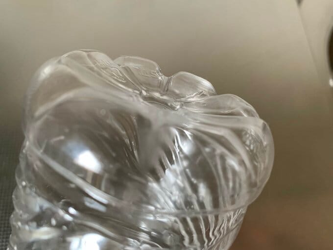 水に触れると粘着力が弱まるようなので、底面は濡れていないことを確認してからつけます