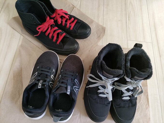 伸びる靴ヒモを家族で愛用中。手前は自分のスニーカー＆ブーツ。奥は夫のハイカットスニーカー