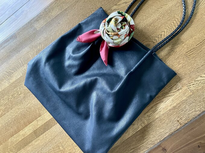 スカーフ　カメリア結び