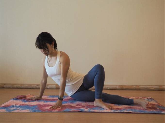 左手の位置を少しずつ体の正面に移動