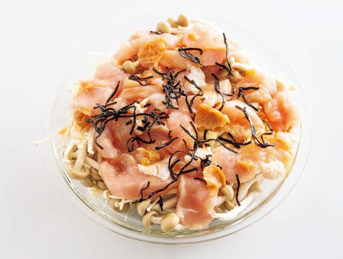 ボウルにシメジ鶏肉など