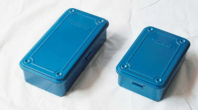 青色の工具箱2つ