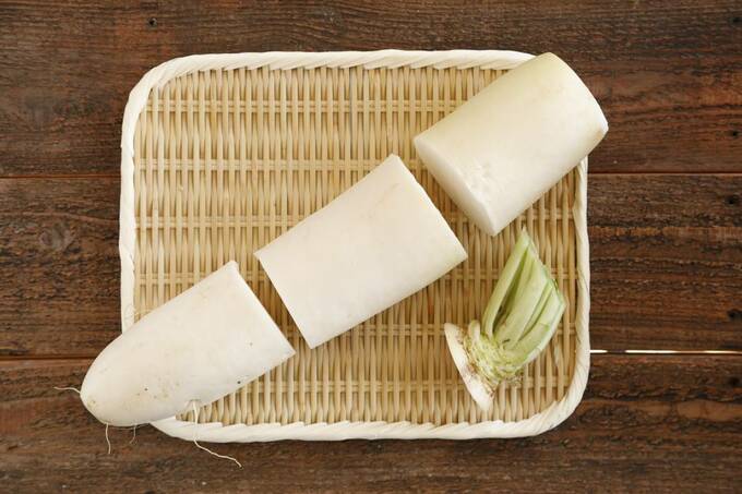 根と葉を切り分けた大根