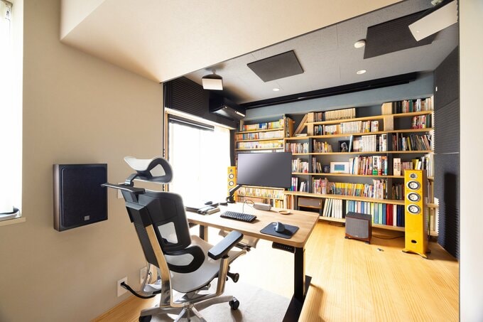端正に整えられたKさんのAVルーム。映画や音楽を鑑賞し、外部の音を気にせず読書もできる「極上の空間」