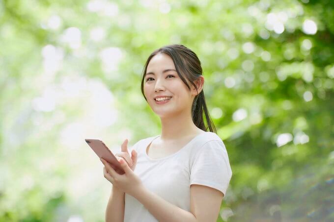 電話を切る女性