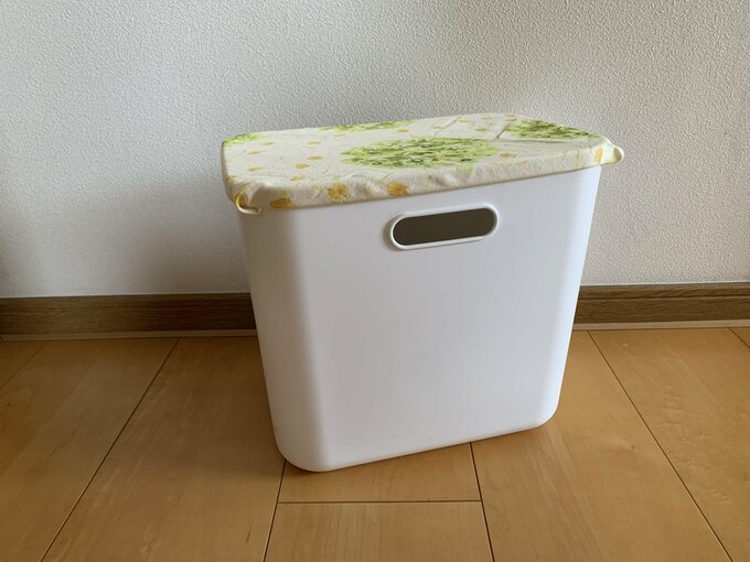 ホコリのつきやすいポリエチレン収納ケースの蓋に結んで巻いたハンカチ