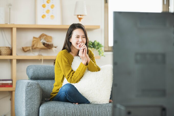 テレビを観る女性