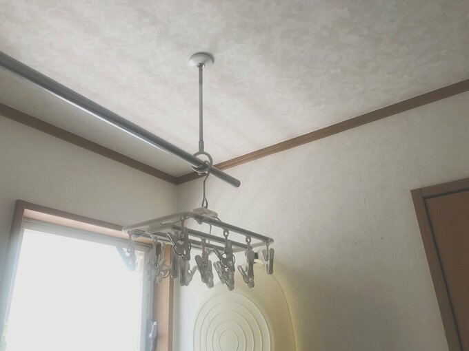 洗濯機のすぐ上の天井に「ホスクリーン」を設置