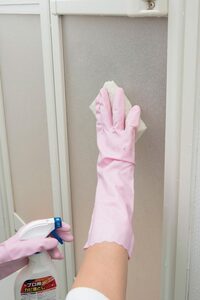 扉のすりガラスのカビはスポンジにカビ取り剤をつけて磨く