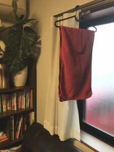 カーテンレールに干してはダメ