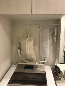 洗濯機上のすき間にランドリー小物を収納