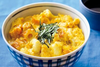 とろっとろ半熟卵とちくわの「親子丼」風レシピ。包丁いらず、レンチンで完成《まるみキッチンさん考案》