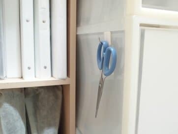 ハサミやヘアゴムはもう「探さない・なくさない」。あえて部屋のあちこちに置くメリット