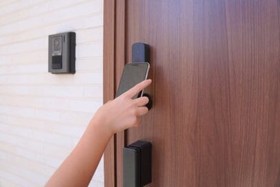 「スマホでタッチ」して電車に乗れるのはなぜ？子どもに聞かれたときのわかりやすい答え方