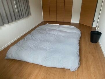 洋服を寝室に置かない暮らしが快適。起床時間のズレ、ものをためるクセの解決策に