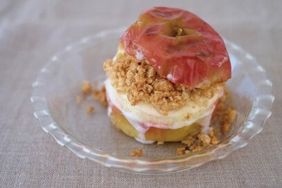 旬のリンゴを丸ごと使った簡単おやつレシピ。リンゴの甘さとクッキーの香ばしさがたまらない