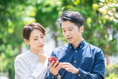 「政府主催の無料のバス旅行なんてラッキー」夫は「怪しくない？」と疑い始め…