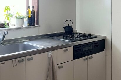 ひとり暮らしになった50代、「見せるキッチン収納」はやめた。すっきりを保つ習慣