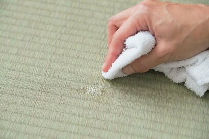 畳のささくれは、透明マニキュアや木工用接着剤で簡単にケア