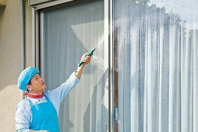 「110円の霧吹き」で窓掃除がラクに。家事えもんさん流・疲れない掃除のコツ