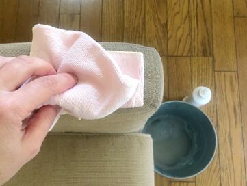 ファブリックのソファの正しいお手入れ。10年間も心地よさを保ち続けるプロが伝授