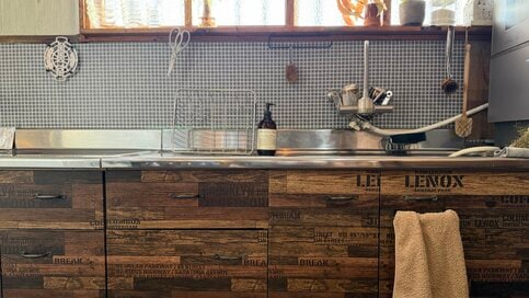 築50年の家をお気に入り空間にする「小さな工夫」4つ。キッチンは壁紙と自作収納で快適に