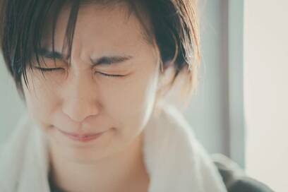 近頃増えている目の疲れの原因と対策。「スマホ老眼」を防ごう