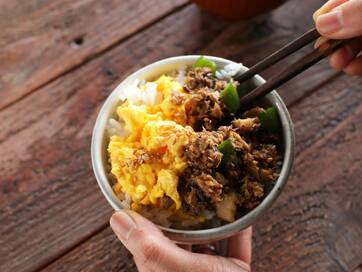 “ごちそう級”サバ缶レシピまとめ。絶品そぼろ丼やカレー、ホットサンドにも