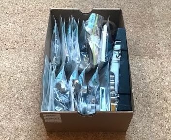 予備の部品を、工具と一緒にあき箱に収納