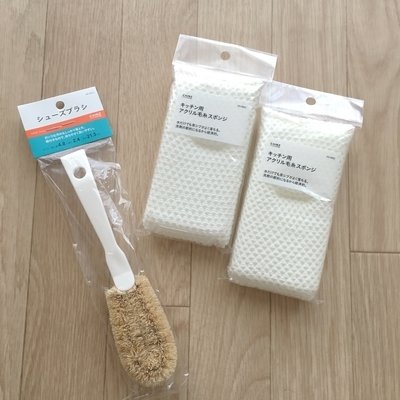 シューズブラシとアクリル毛糸スポンジ