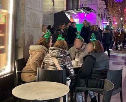 髪飾りをつけて談笑する4人