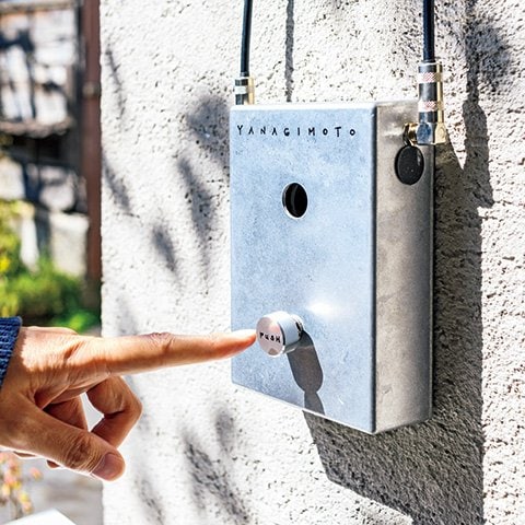 ギターのエフェクターの箱をカバーに利用したインターフォン