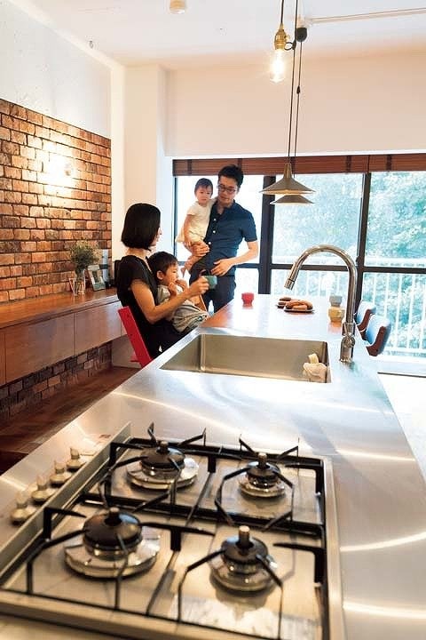 ダイニングキッチンでくつろぐ家族