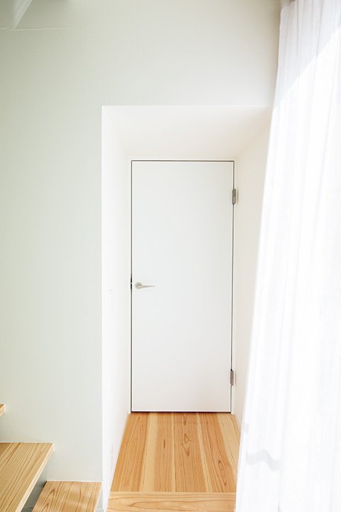 廊下と玄関との床の継ぎ目に用いられる横木や壁と床の継ぎ目に設置される幅木、建具周りなどのディテールはシンプル仕上げ1
