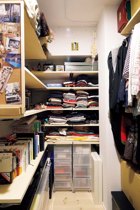 オープン棚とハンガーパイプを造り付けたクロゼット内部