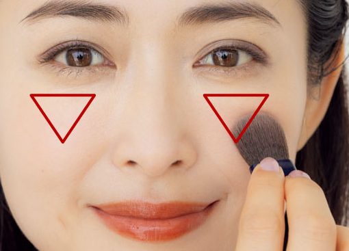逆三角形になるようブラシで頬に広げる