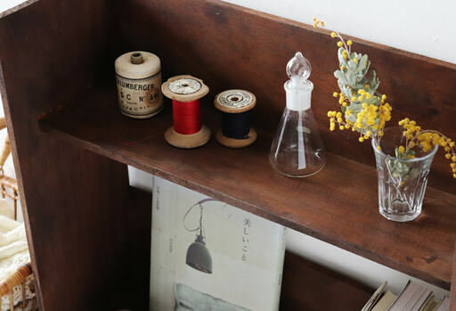 木製2段ラックのインテリアアレンジ