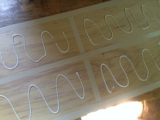 ボンド(床職人)を塗って、慎重に壁に貼りつけます