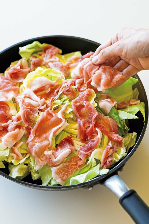 豚こまとキャベツのチーズ蒸しの調理過程