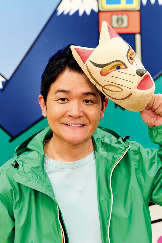 キツネのお面を持つノブさん