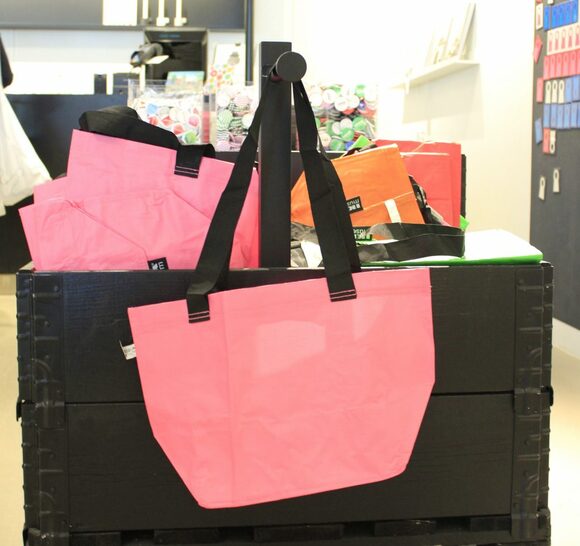 カラフルなイケアのショッピングバッグ