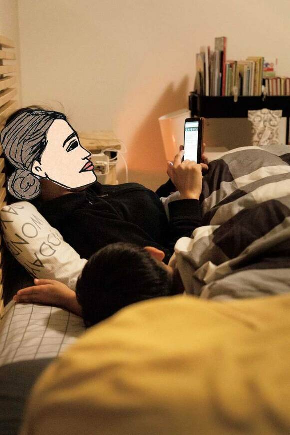 スマホを持つ女性