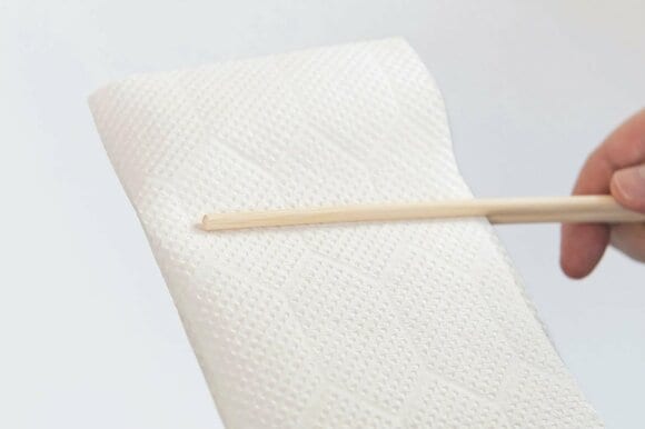 (1)割り箸を持ち、半分に折ったペーパータオルが箸の先端より少し出るよう差し込む