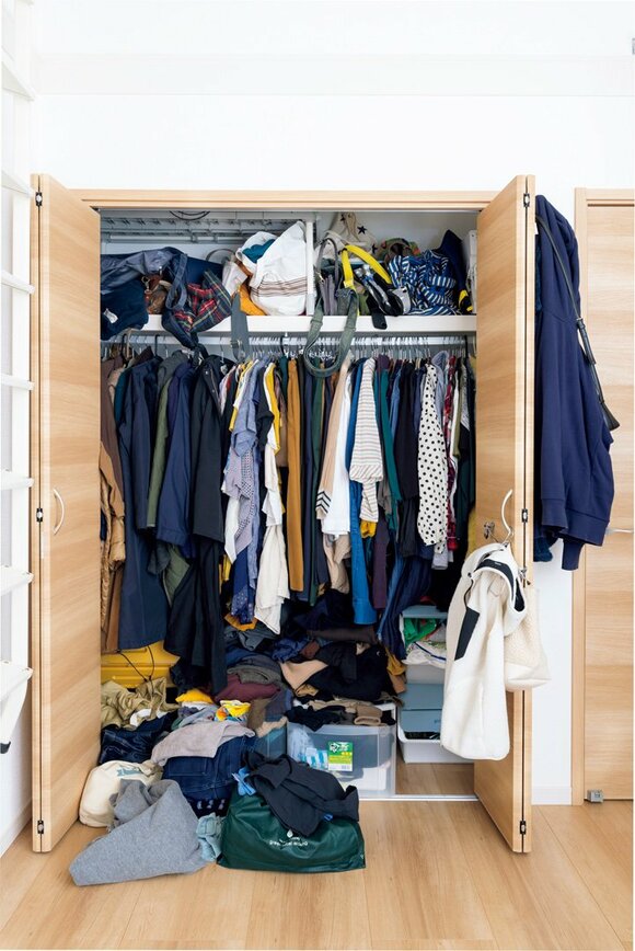 詰めつめ状態のクローゼット