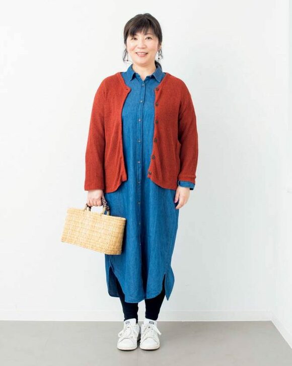 レギンスやカーディガンを合わせている