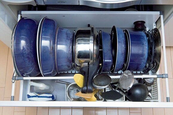 コンロ下は、フライパンやテフロン加工の鍋など。