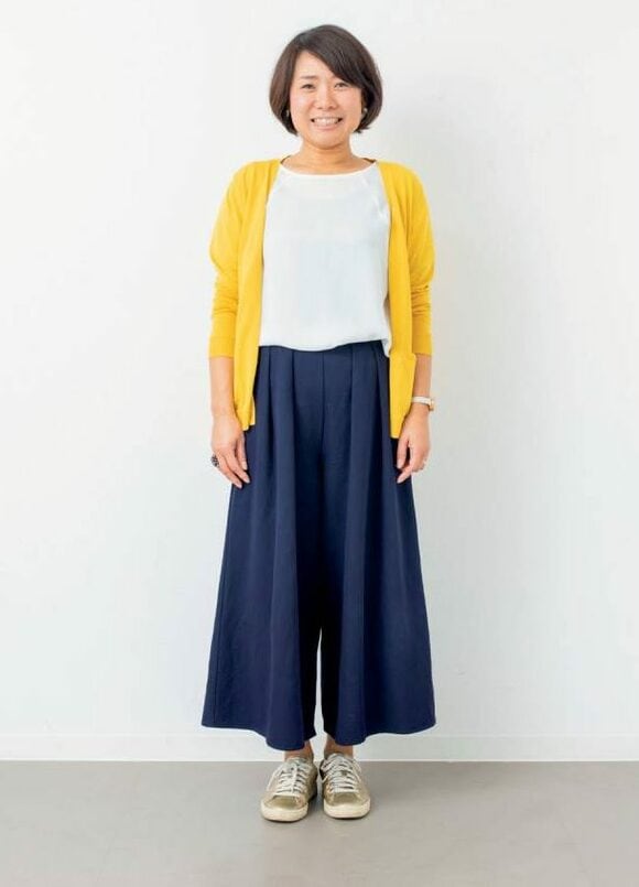 黄色のカーディガン、紺のパンツ