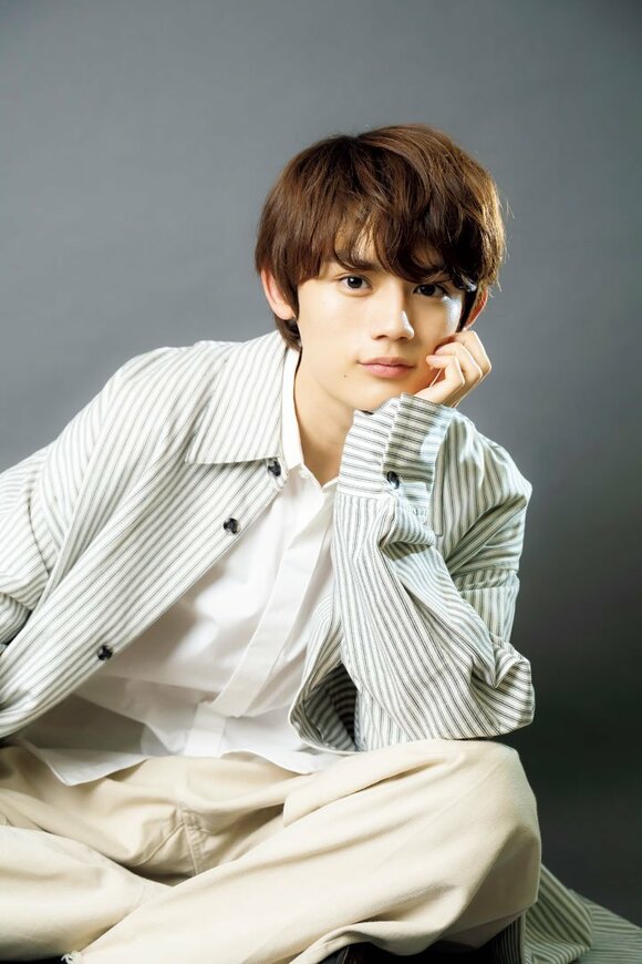 座る藤原大祐さん