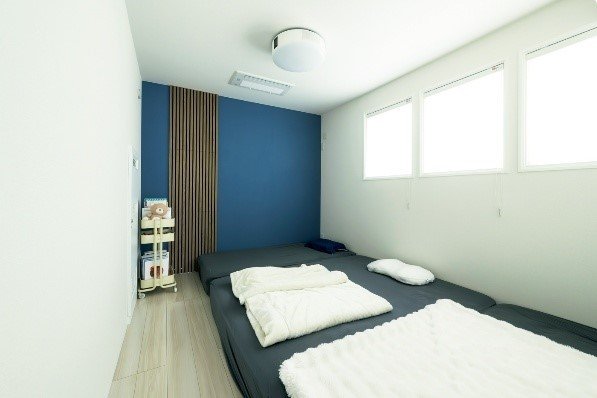 マットレスが直接床に置かれた寝室